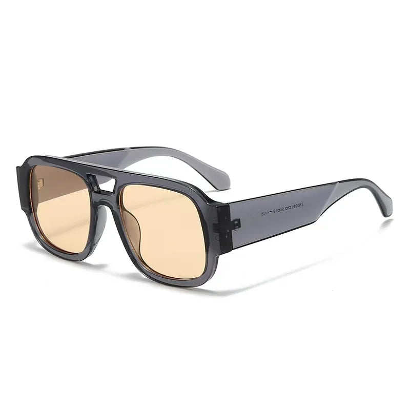 Un par de gafas de sol cuadradas retro de doble puente en negro con lentes ámbar.