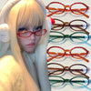 Gros plan sur une personne portant des lunettes ovales rétro Y2K aux tons orange, marron, vert et transparents.