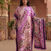 Un modèle porte une caftan abaya imprimé léopard zèbre rose et violet dans un décor architectural terre cuite orné.