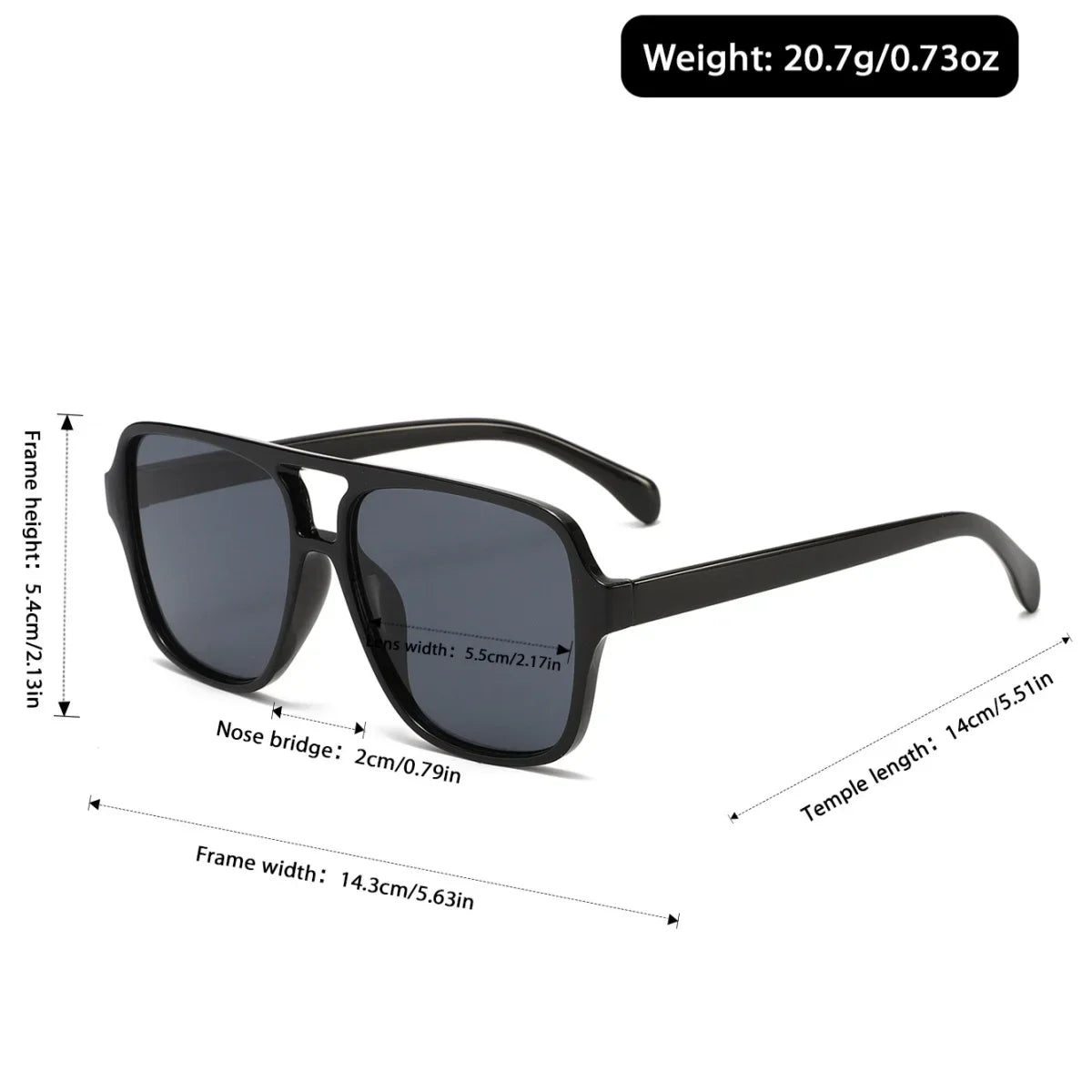 Ein Paar schwarze, quadratische Sonnenbrille mit dünnem Rahmen und dunklen Gläsern von oben.