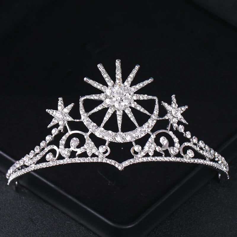 Tiare et couronne en strass de cristal brillant présentée sur une surface sombre.