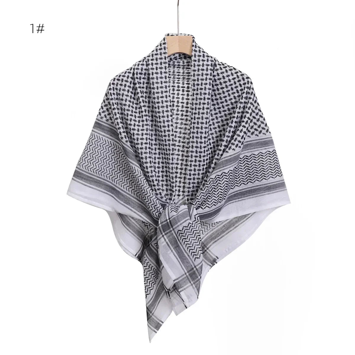 Pañuelo táctico gris y negro plegado con detalle de cuerda anudada.