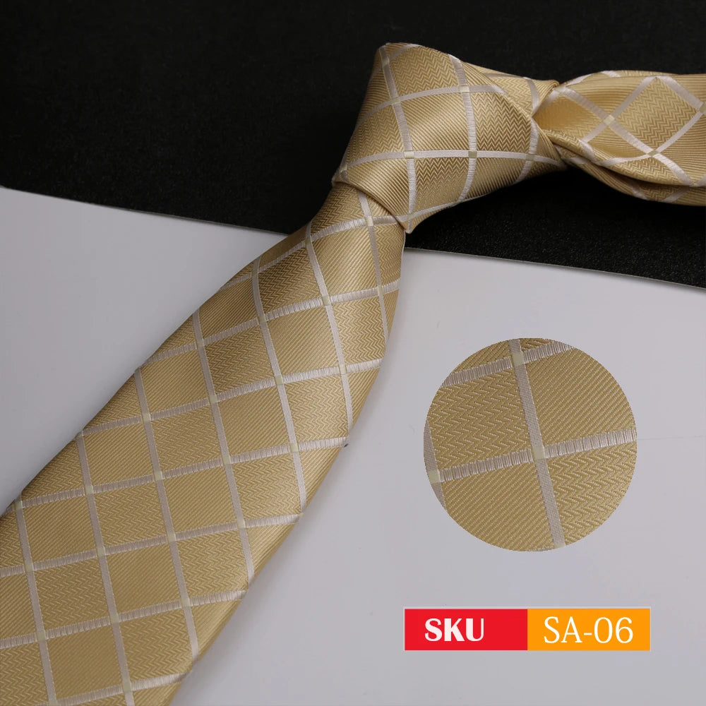 Nahaufnahme einer gold-weiß karierten Herren-Einstecktuch aus festem Twill