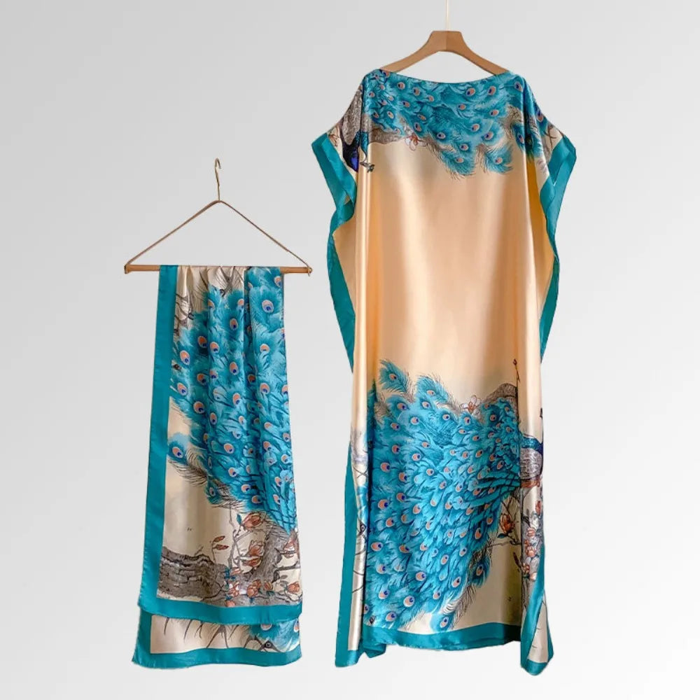 Étole en châle couleur pêche fluide avec motif floral papillon paon turquoise vibrant.