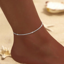 Un bracelet de cheville en zircon scintillant en forme de cœur.