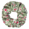 Un set de seis gomas de tela satinada con estampado floral de flores rosas y blancas en tonos verdes.