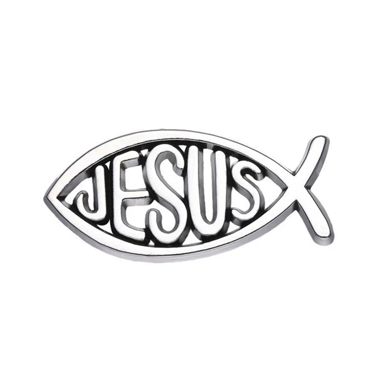 Broche en émail argentée en forme de poisson avec le mot JÉSUS gravé