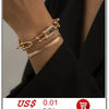 Gros plan du poignet d'une femme portant un collier imitation perles dorées.