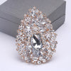Broche florale en cristal élégante avec des pierres claires et couleur or rose.