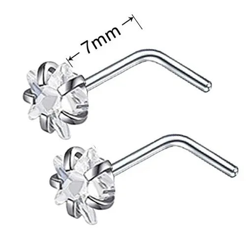 Un par de pendientes en forma de L de acero inoxidable con diseño de flor y una medida de 7 mm.