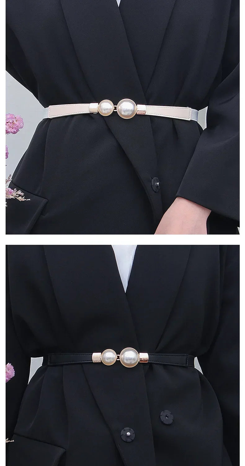 Nahaufnahme eines schwarzen Blazers mit elegantem Vintage-Perlengürtel und goldenen Akzenten.