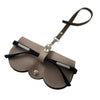 Étui pour lunettes en cuir PU marron avec sangle en cuir et quincaillerie métallique.