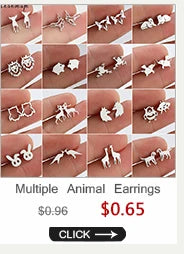 Collection d'boucles d'oreilles en argent en forme de cœur et d'animaux, portées sur divers doigts.