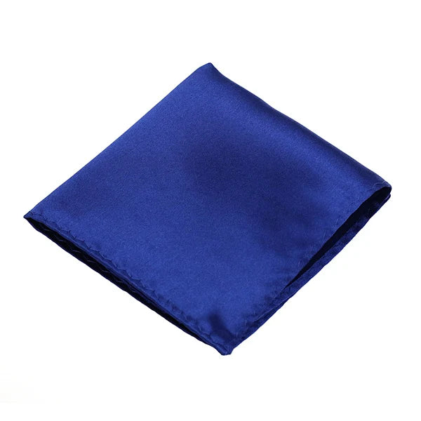 Ein gefaltetes königsblaues Satin-Einstecktuch diagonal präsentiert.