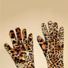 Goldene Samt-Leopardenmuster-Lange-Performance-Handschuhe gegen neutralen Hintergrund.