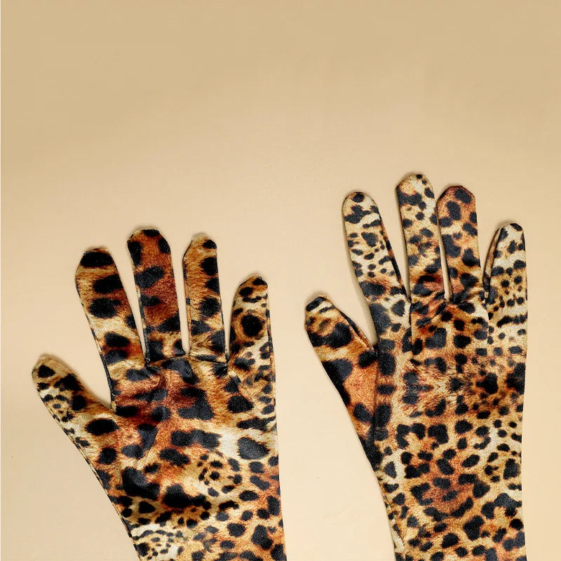 Goldene Samt-Leopardenmuster-Lange-Performance-Handschuhe gegen neutralen Hintergrund.