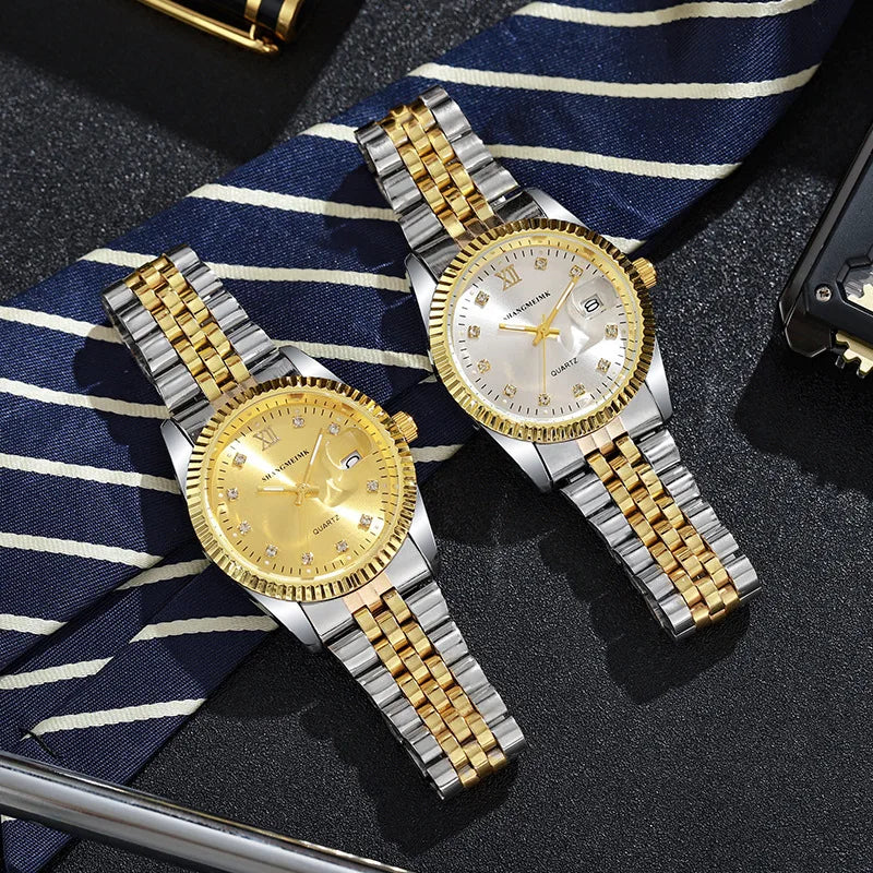 Ein Paar Herren-Gold-Zifferblatt-Quarzwachschuhuhren mit silber- und goldgestreiften Metallarmbändern auf einer dunklen Oberf