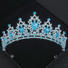 Couronne de cheveux en cristal bleu scintillant avec des détails argentés complexes.