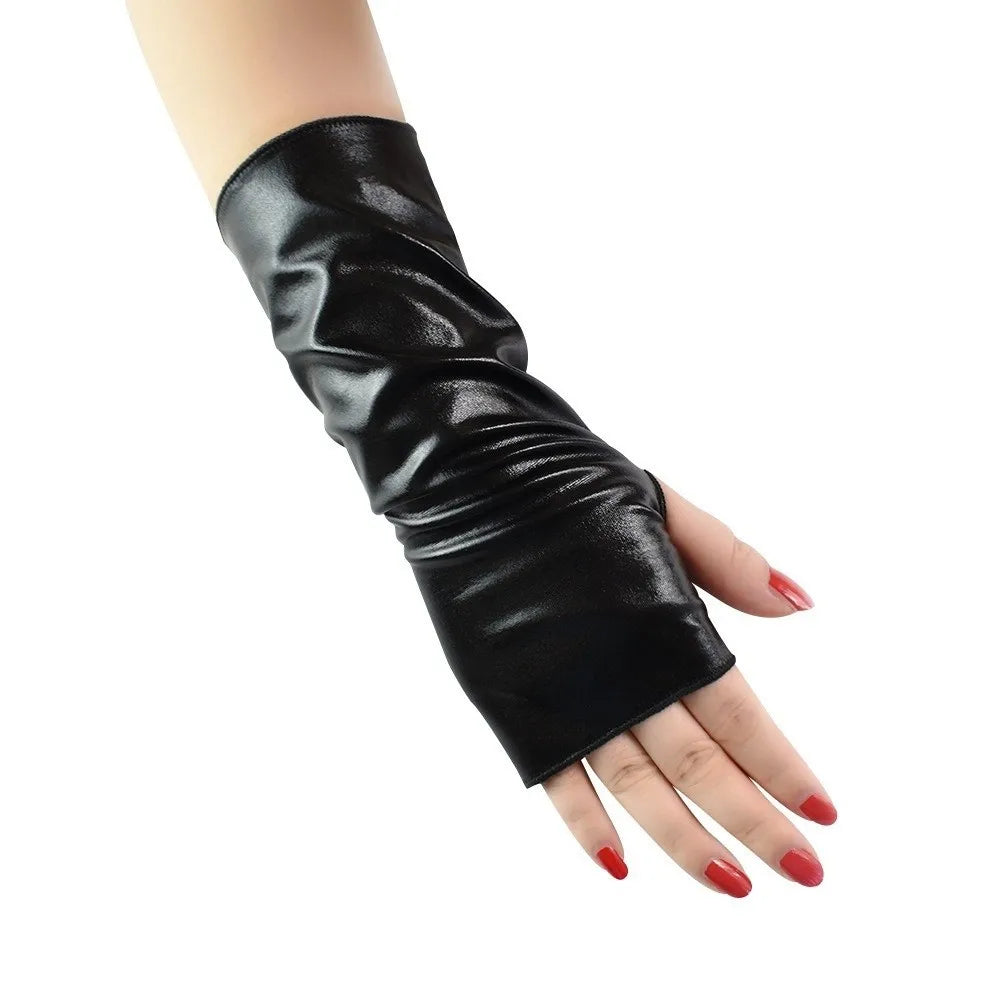 Gants de cosplay en cuir PU noir brillant et sans doigts portés sur une main.