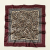 Tiefburgunder-Seiderschal mit Leopardenmuster