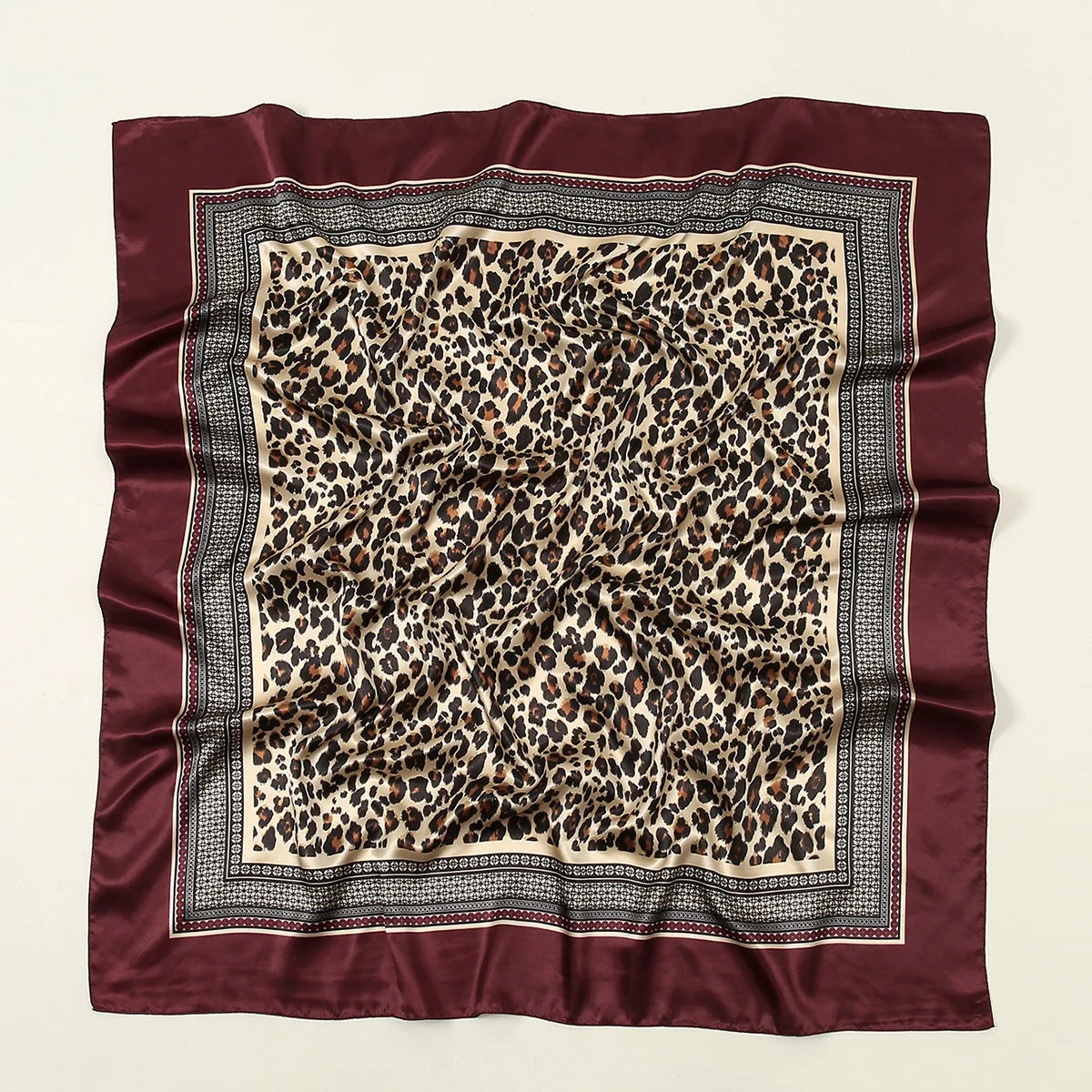 Tiefburgunder-Seiderschal mit Leopardenmuster