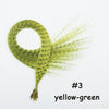 Primer plano de extensiones de cabello sintético amarillo-verde con punta enrollada.