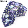 Cravate à motif floral bleu marine avec des fleurs violettes, blanches et vertes