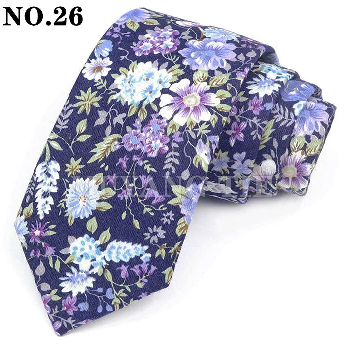 Cravate à motif floral bleu marine avec des fleurs violettes, blanches et vertes