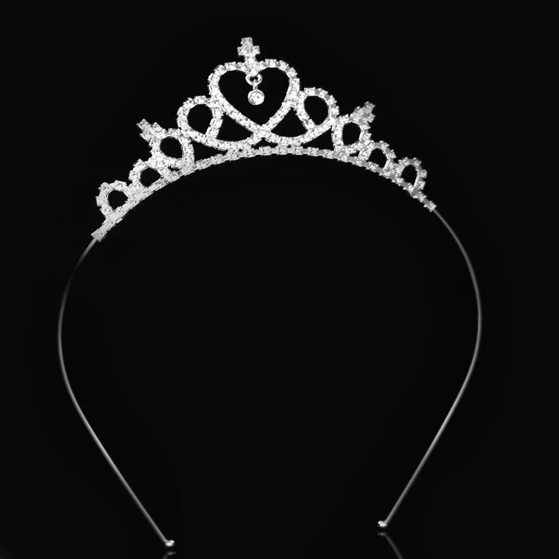 Tiara y corona de cristal brillante para el cabello, exhibida contra un fondo negro.