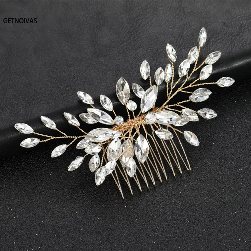 Une délicate couronne de cheveux pour mariée en cristal avec des accents de fil d'or, présentée sur un fond sombre.