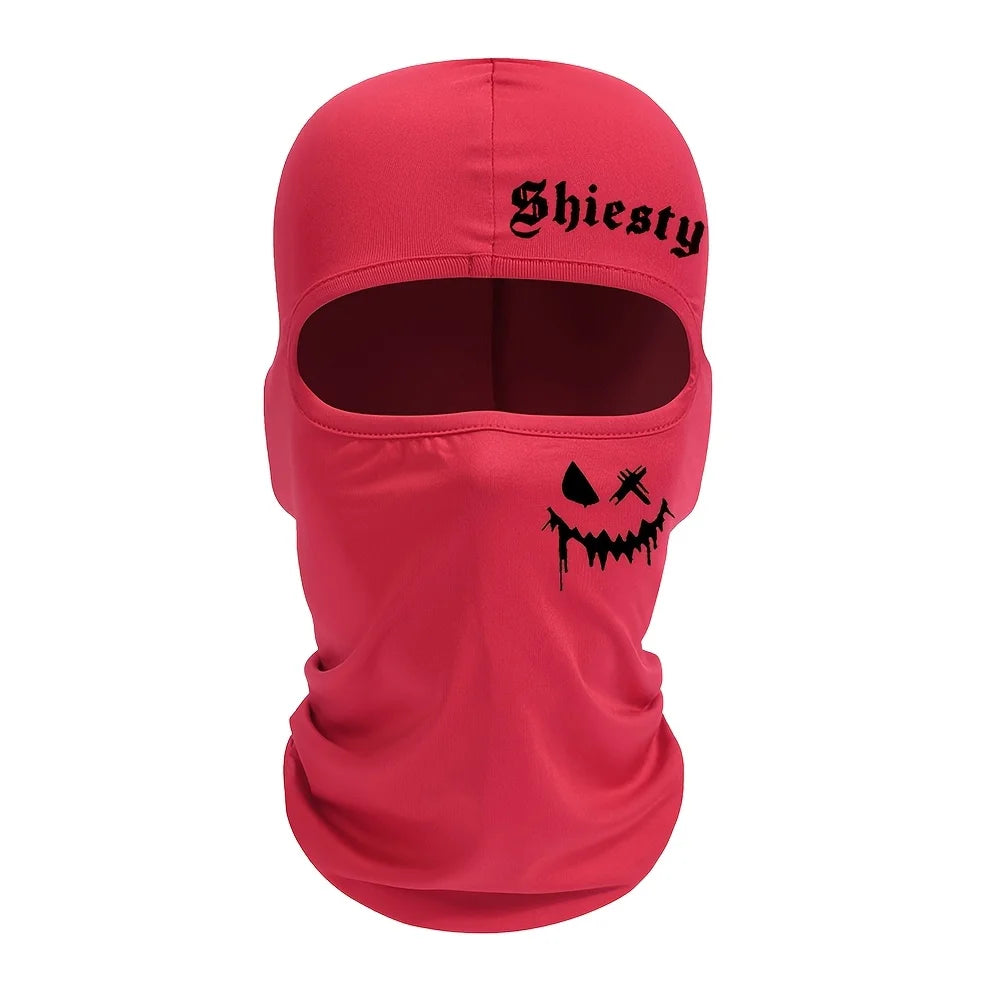 Una máscara de balaclava roja brillante con el texto Shiesty impreso en la frente.