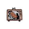 Vintage Fernseher-Emalpin, abgebildet mit einem stilisierten Horror-Design.