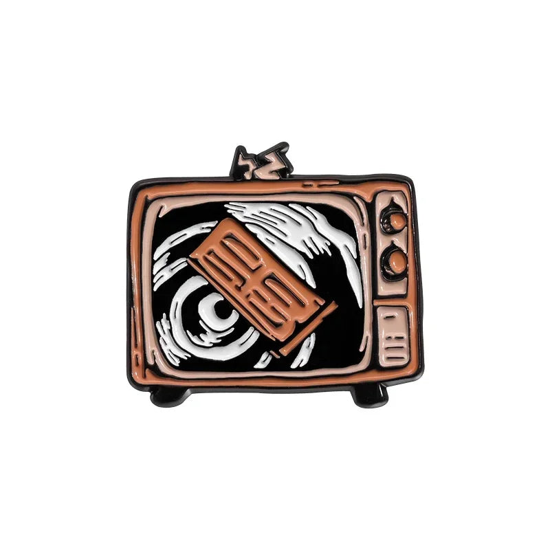 Vintage Fernseher-Emalpin, abgebildet mit einem stilisierten Horror-Design.