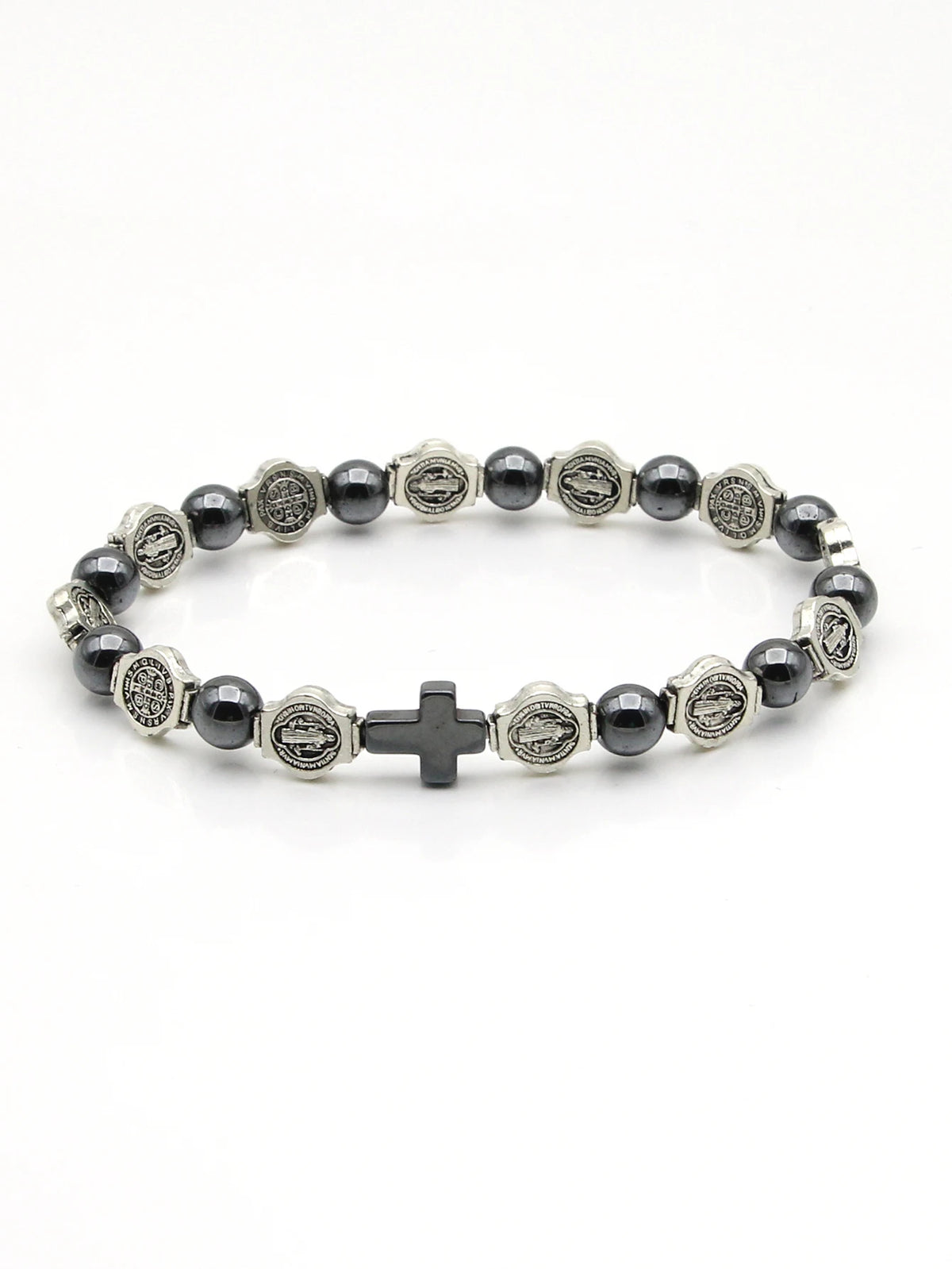 Pulsera de rosario con cuentas gris oscuro y medallones plateados con símbolos religiosos.