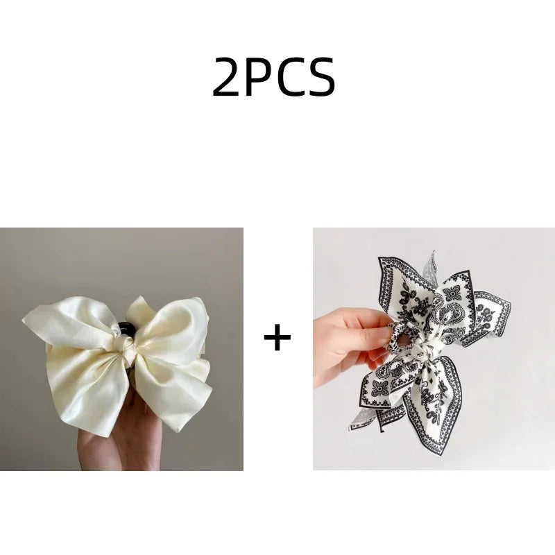 Dos pinzas para el pelo con patrón de anacardo vintage elegantes, mostradas por separado.