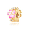 Cuenta de oro con perla de diseño floral rosa y piedras de acento transparentes.