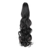 Una larga y fluida pieza de cabello negro atada en una coleta con un clip de garra.