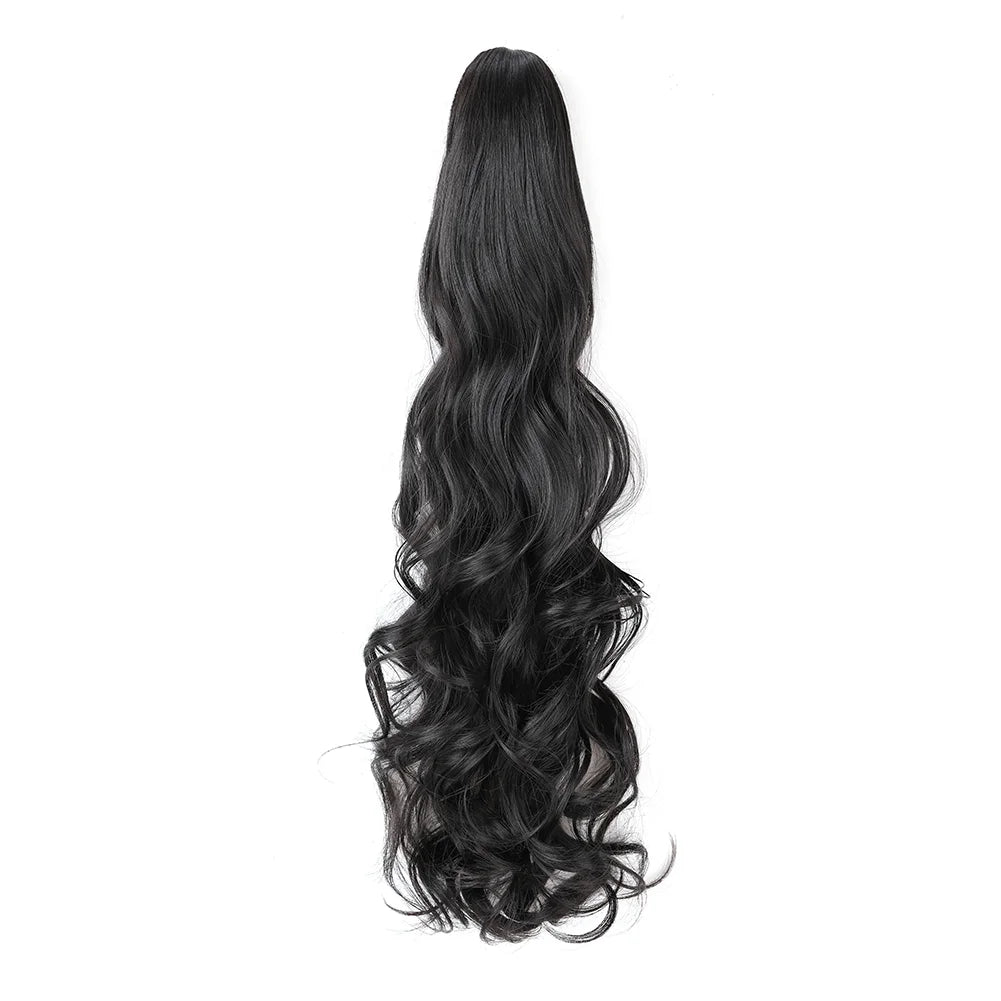 Una larga y fluida pieza de cabello negro atada en una coleta con un clip de garra.