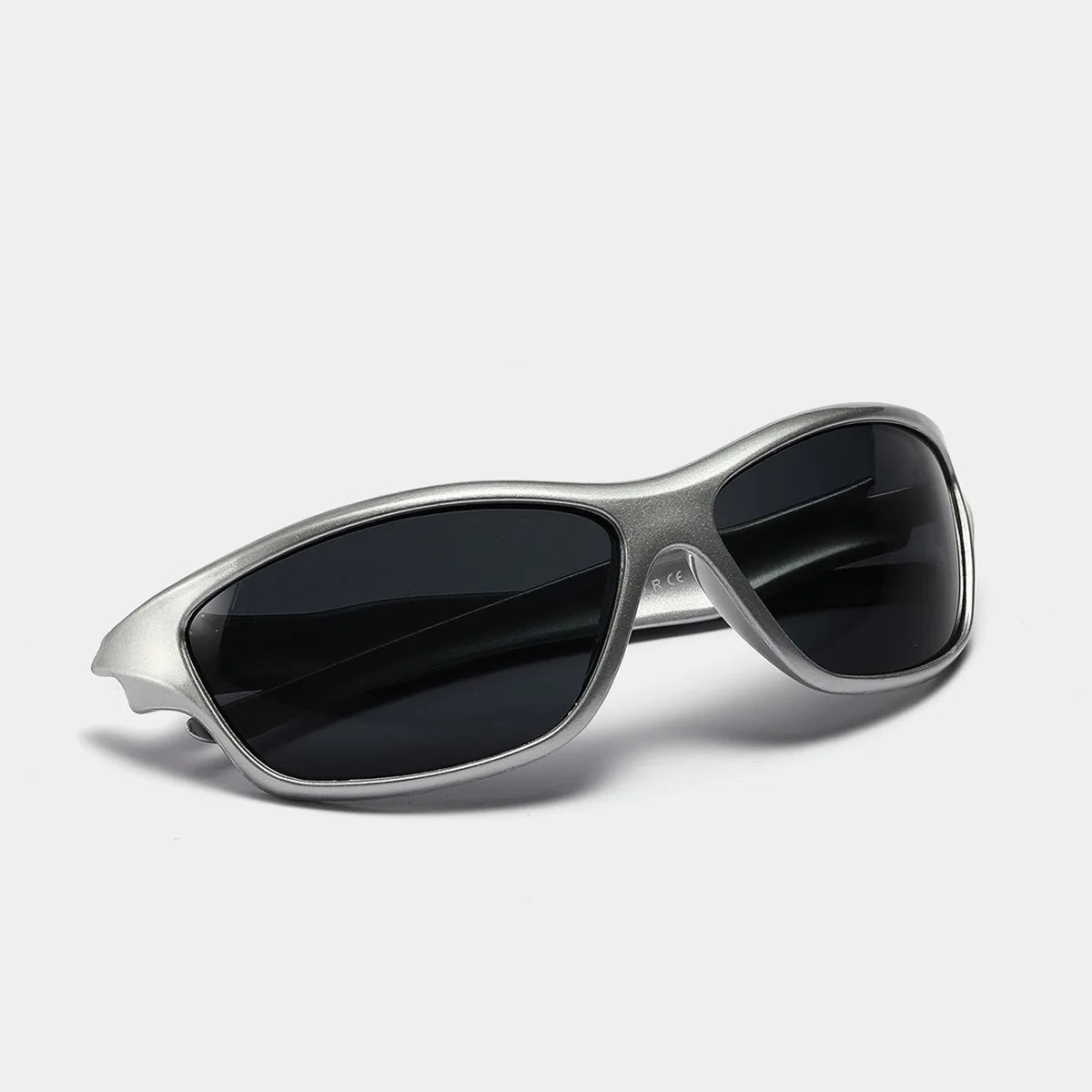 Silbergerahmte Sonnenbrille mit schwarzen Linsen vor weißem Hintergrund.