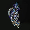 Broche florale en cristal élégante avec des pierres bleues et violettes.
