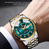 Primer plano de un reloj de cuarzo dorado y plateado con esfera verde y manecillas luminosas, llevado en una muñeca.