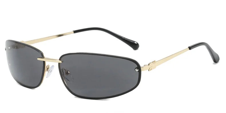 Goldgerahmte ovale Sonnenbrille mit dunklen Linsen und dünnen Armen