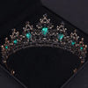 Couronne en bronze foncé avec accents de cristal vert et filigrane doré, conçue comme une diadème baroque.