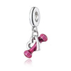 Cuenta de plata con forma de corazón y un dije de animal rosa.