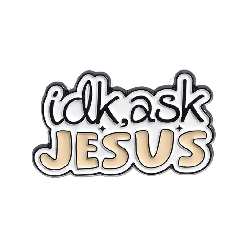 Broche émail noir et blanc avec le texte idk.ask JESUS dans une police stylisée.