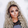Nahaufnahme einer Modelin mit einer langen lockigen Ombré-Lace-Frontperücke in hellem Blond und dunkleren Highlights.