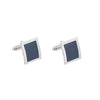 Une paire de boutons de manchette carrés en argent avec un motif émail bleu foncé.