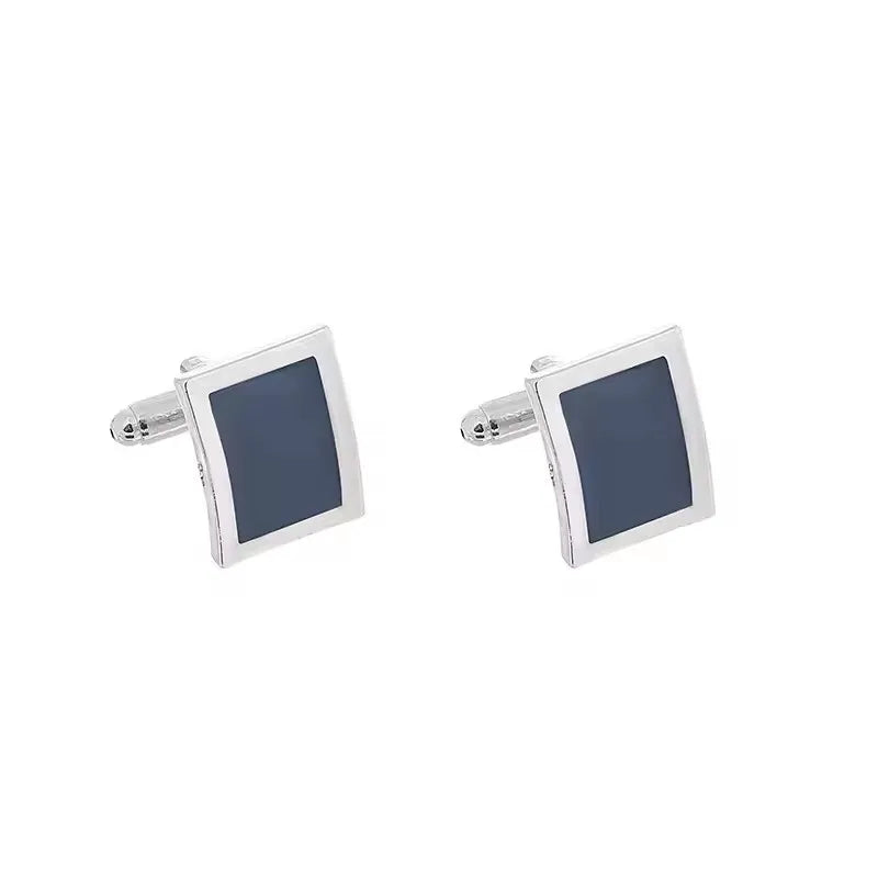Une paire de boutons de manchette carrés en argent avec un motif émail bleu foncé.