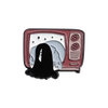Ein Pin mit stilisiertem Geist- oder Schädeldesign auf Vintage-Radio-ähnlichem Gehäuse.