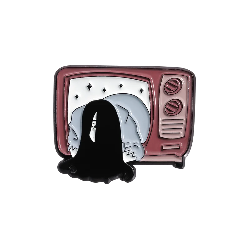 Ein Pin mit stilisiertem Geist- oder Schädeldesign auf Vintage-Radio-ähnlichem Gehäuse.